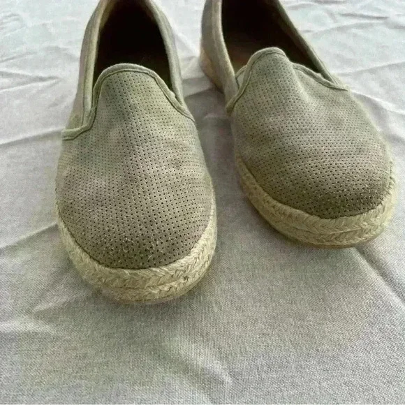 Clark’s collection soft cushion tan suede  espadrilles. - Picture 3 of 9